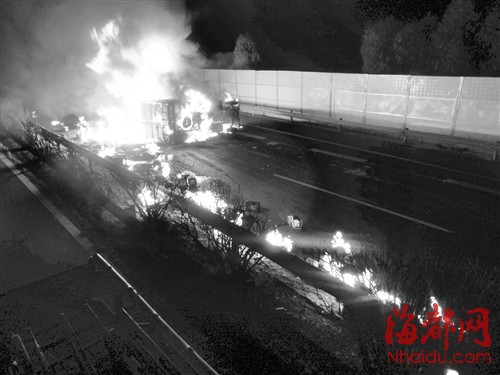 载树脂的货车高速路上爆胎翻车 引发自燃起火