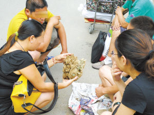 糊着泥的“玉器”路边卖别信,表面是层树脂