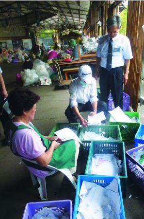 手巧才是真的巧！塑料瓶变爱心地毯